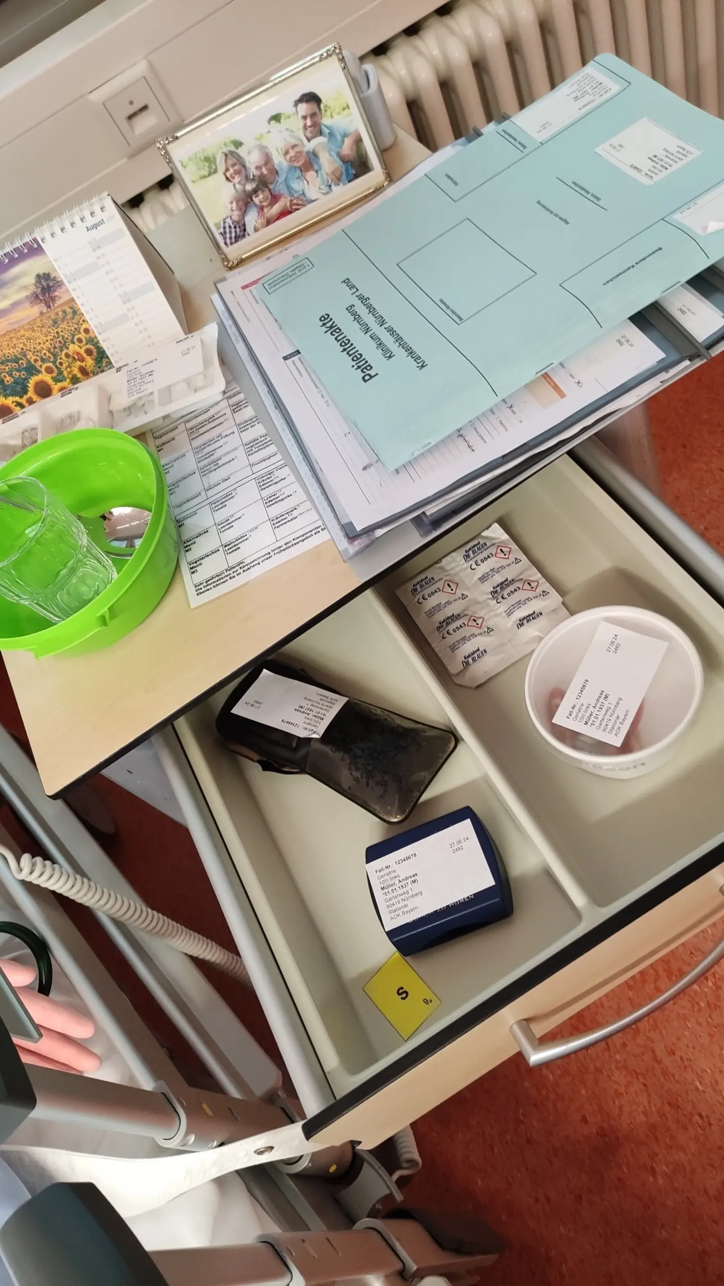 Nachtschrank von „Herrn Müller“ im Delir-Raum, © Klinikum Nürnberg