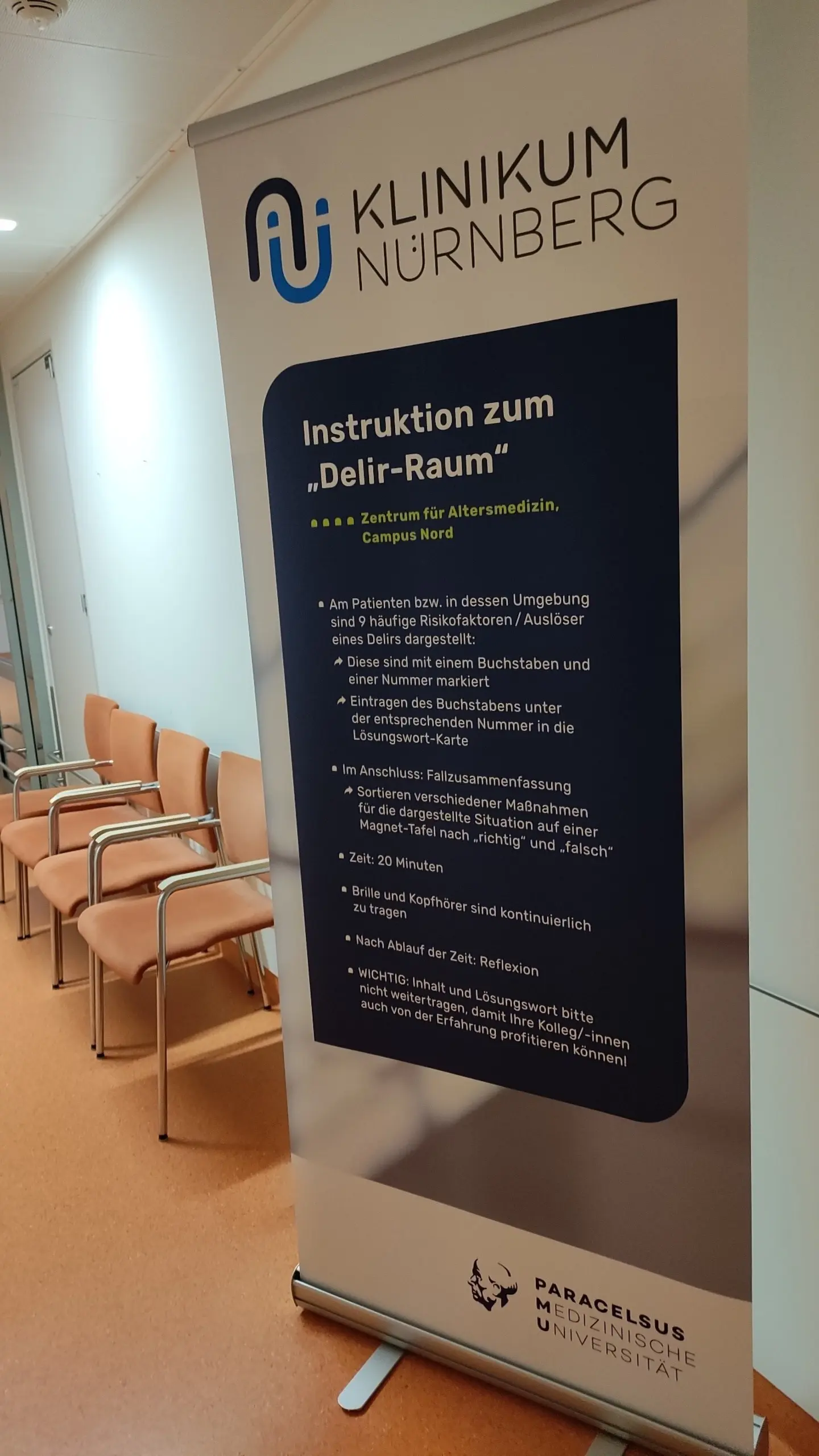 Roll-Up mit Instruktionen zur Benutzung des Delir-Raums, © Klinikum Nürnberg
