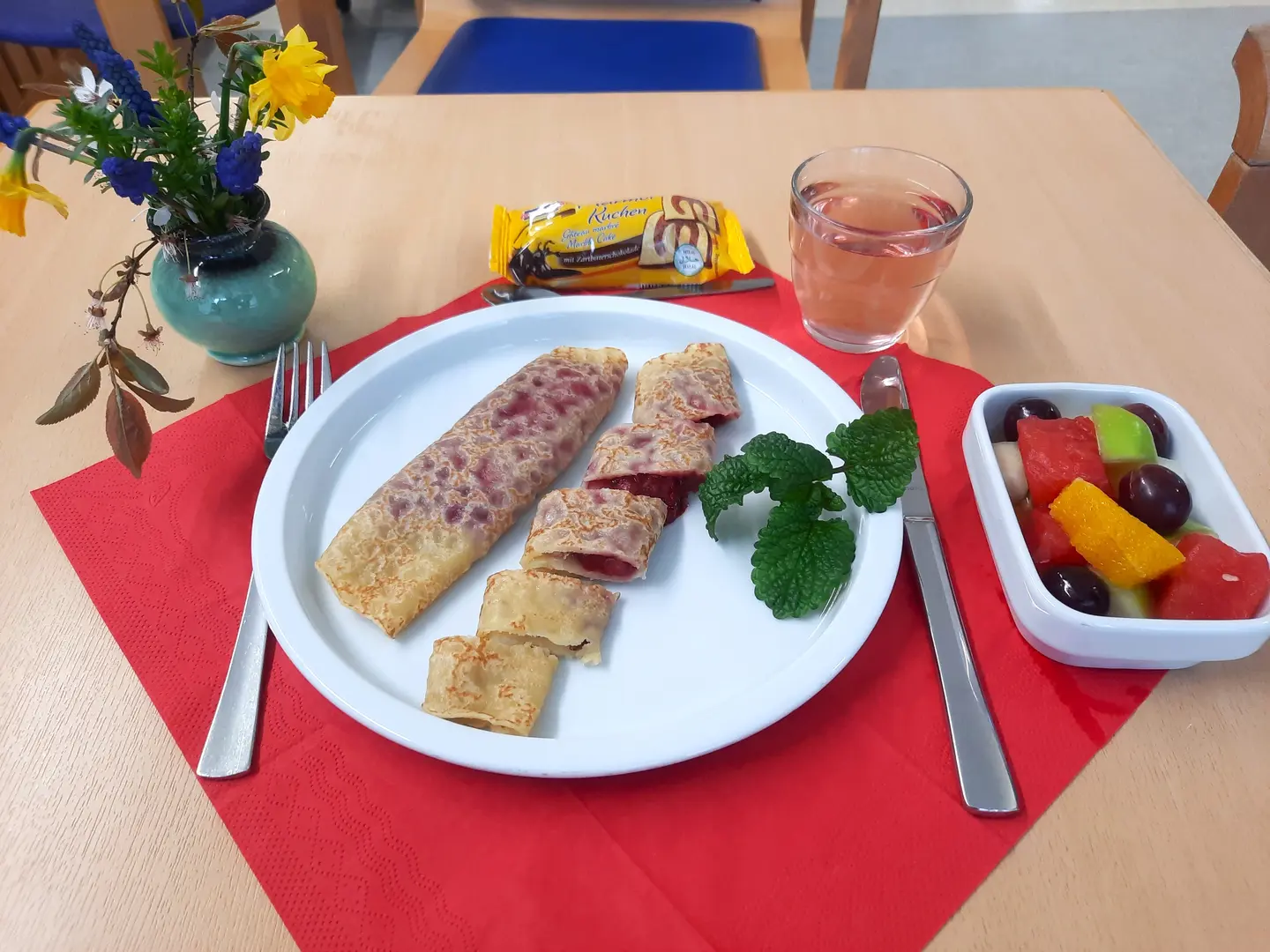 Beerenpfannkuchen in der Sitzgruppe serviert, © Klinikum Dritter Orden München-Nymphenburg