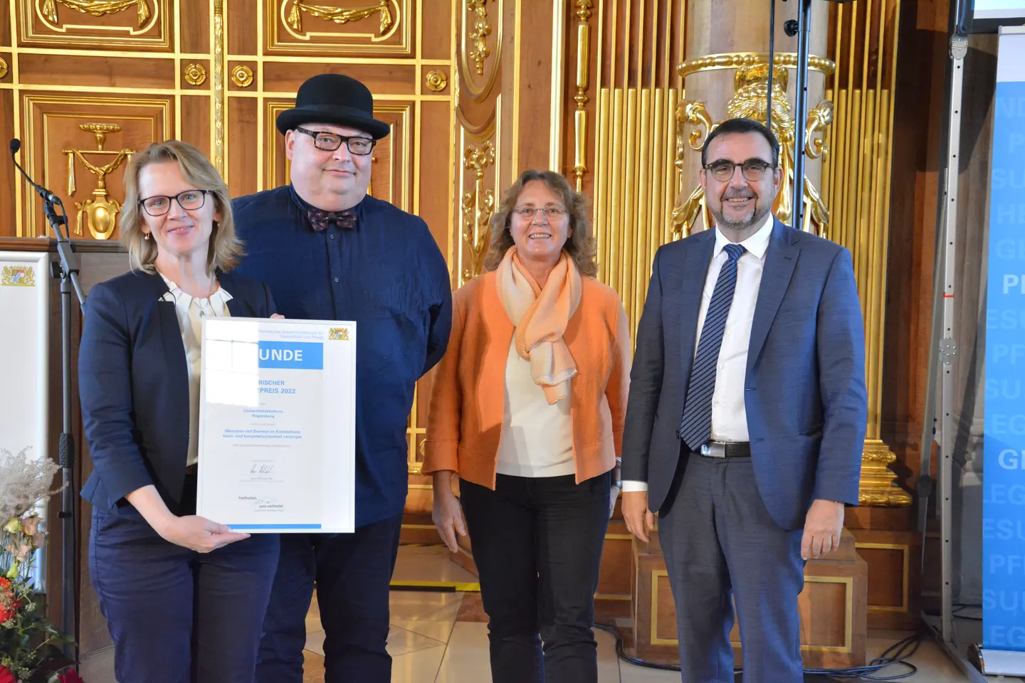 Verleihung einer Anerkennungsurkunde im Rahmen des Bayerischen Demenzpreis 2022, © Bayerisches Staatsministerium für Gesundheit, Pflege und Prävention