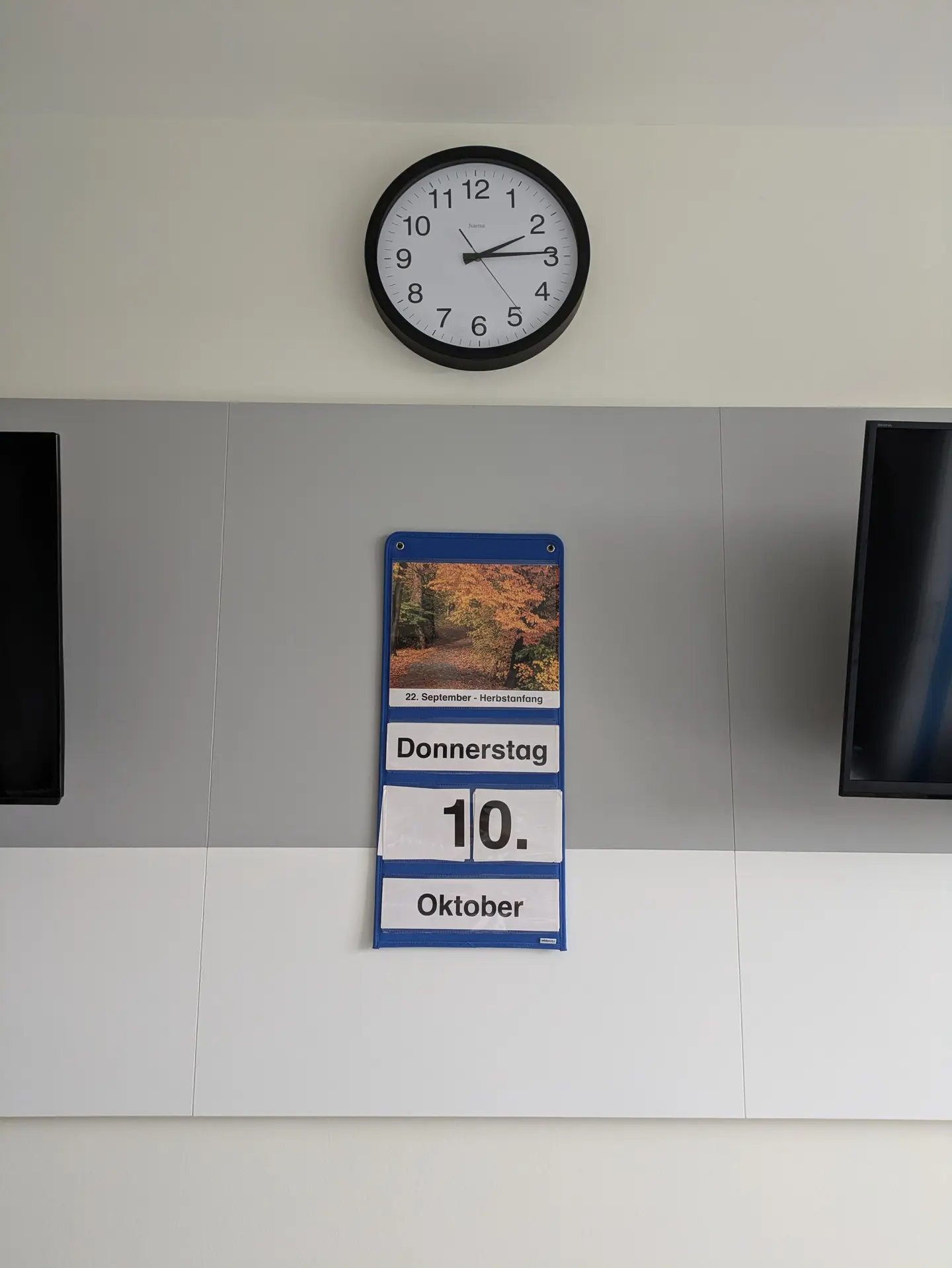 Kalender und Uhr zur Orientierung, © Klinikum Neumarkt