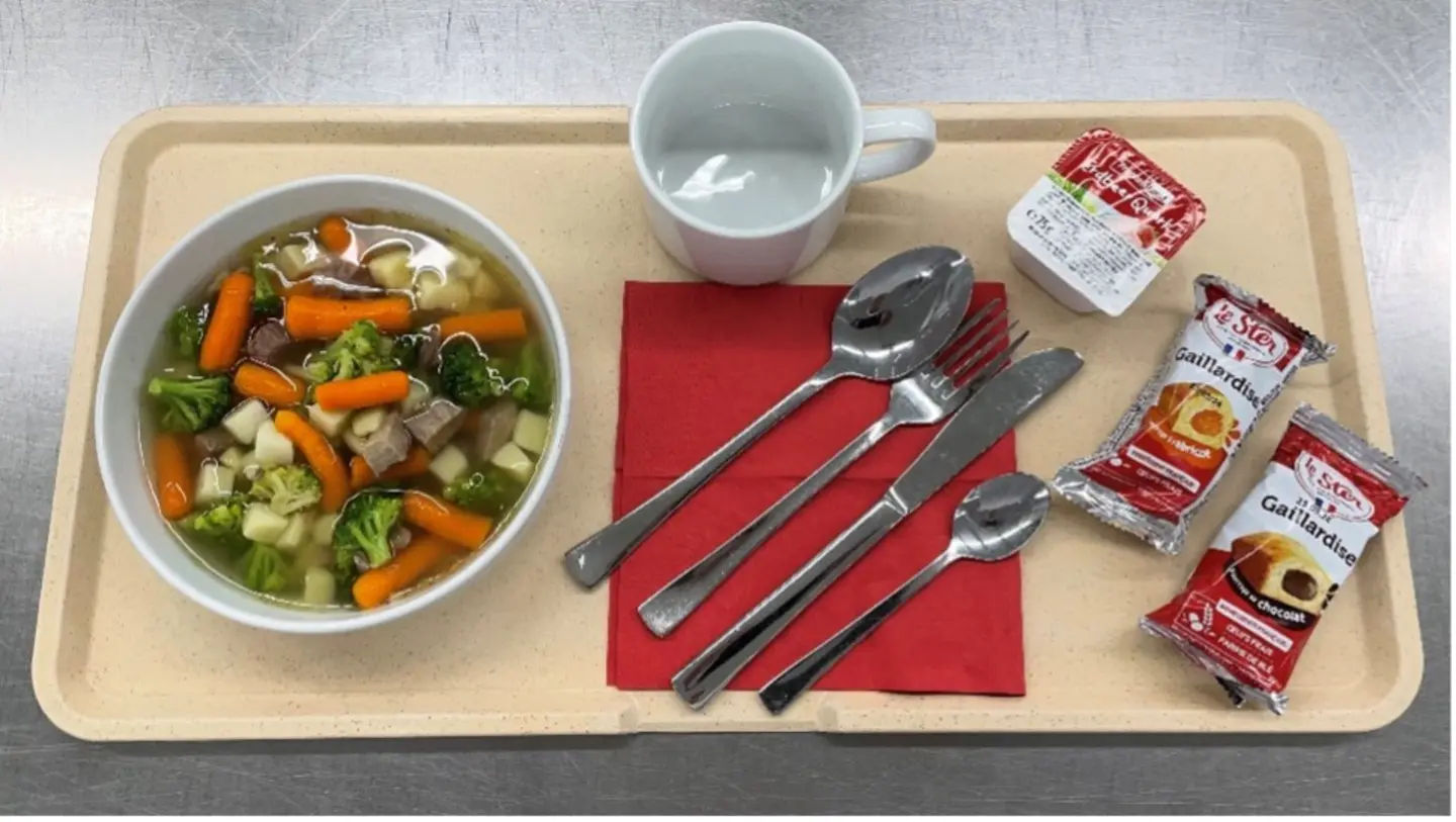 Mittagessen, wie es die Küche verlässt, © Klinikum Dritter Orden München-Nymphenburg